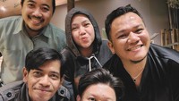 Mereka banyak kasih masukan ke aku, mereka ini yang akhirnya benar-benar bilang, yang disembuhin ini (pikiran) aku dulu. Kuncinya gak boleh stres, gak boleh sendiri, gak boleh menutup diri, benar-benar harus happy, kata Veri. Foto: Instagram @arjuna_afi_prima