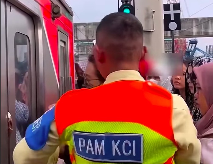 Video seorang penumpang memaksa masuk KRL yang sudah penuh viral di medsos. Penumpang itu lalu ditarik petugas demi keselamatan bersama. (dok Istimewa)