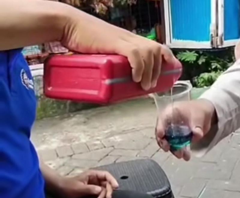 Viral di media sosial sekelompok pria di Makassar meminum oli. Viral di media sosial sekelompok pria di Makassar meminum oli.