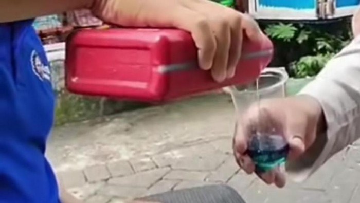Viral di media sosial sekelompok pria di Makassar meminum oli.