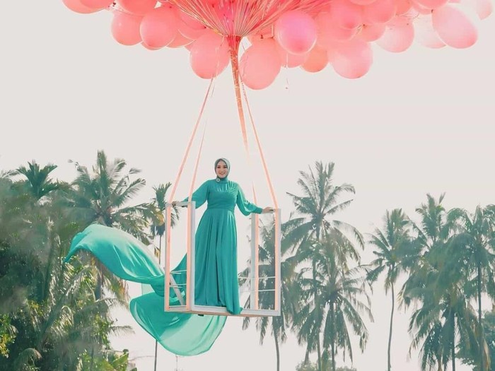 Viral momen ulang tahun unik seorang wanita yang tampak terbang di angkasa dengan ratusan balon pink. Aksi di tengah sawah ini pun langsung jadi sorotan.
