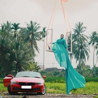 Viral Foto Ulang Tahun bak Sultan! Wanita Pose Pakai Mobil Mewah Latar Sawah