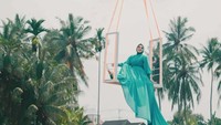 Viral Foto Ulang Tahun bak Sultan! Wanita Pose Pakai Mobil Mewah Latar Sawah
