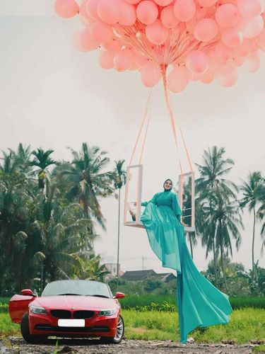 Viral momen ulang tahun unik seorang wanita yang tampak 'terbang' di angkasa dengan ratusan balon pink. Aksi di tengah sawah ini pun langsung jadi sorotan.