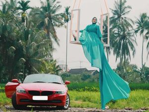 Viral Foto Ulang Tahun bak Sultan! Wanita Pose Pakai Mobil Mewah Latar Sawah