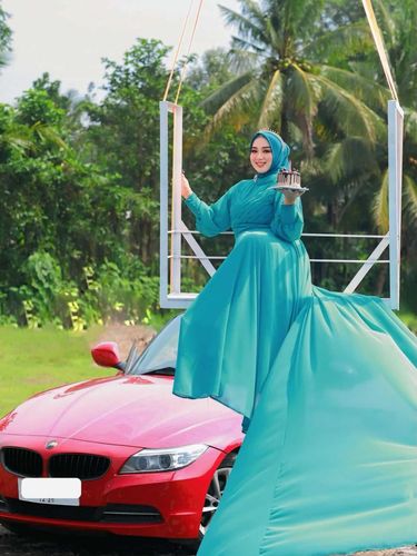 Viral momen ulang tahun unik seorang wanita yang tampak 'terbang' di angkasa dengan ratusan balon pink. Aksi di tengah sawah ini pun langsung jadi sorotan.