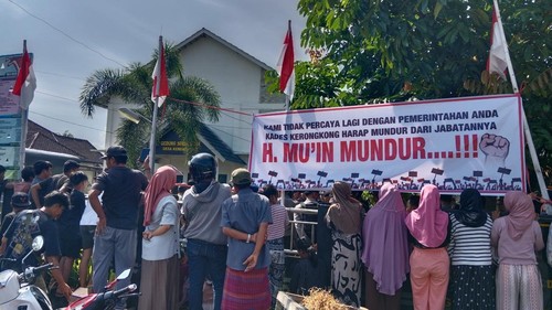 Warga berdemonstrasi di Kantor Desa Kerongkong, Kecamatan Suralaga, Lombok Timur, NTB, Kamis (9/4/2026). (Sanusi Ardi W/detikBali)