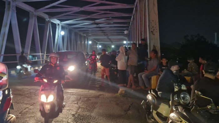 Warga di Maros memadati jembatan yang menjadi lokasi pelaku pencurian diduga melompat.