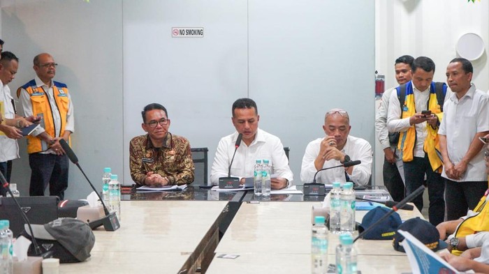 Wawalkot Medan Zakiyuddin Harahap menerima kunjungan kerja Komisi V DPR RI terkait penanganan banjir rob di Belawan (Dok. Diskominfo Medan)