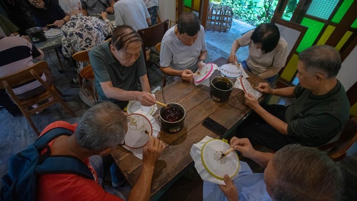 Peserta belajar membatik saat acara Taste & Create in Betakan di Omah Tumbuh Betakan, Moyudan, Sleman, D.I Yogyakarta, Kamis (9/4/2026). Kegiatan wisata kreatif membatik dengan konsep pedesaan tersebut diikuti belasan peserta WNA dari Singapura dan Malaysia untuk memberikan pengalaman kreatif kepada wisatawan serta menumbahkan ekonomi pedesaan yang berkelanjutan. ANTARA FOTO/Andreas Fitri Atmoko