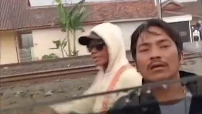 Aksi jukir palak pengendara di Bandung.