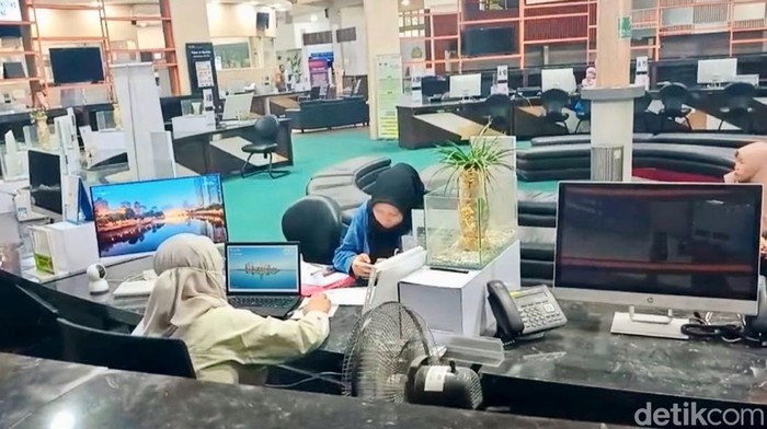 Aktivitas di Mal Pelayanan Publik (MPP) yang berlokasi di Jalan Gubernur H.A. Bastari, Jakabaring, terpantau berjalan seperti biasa.