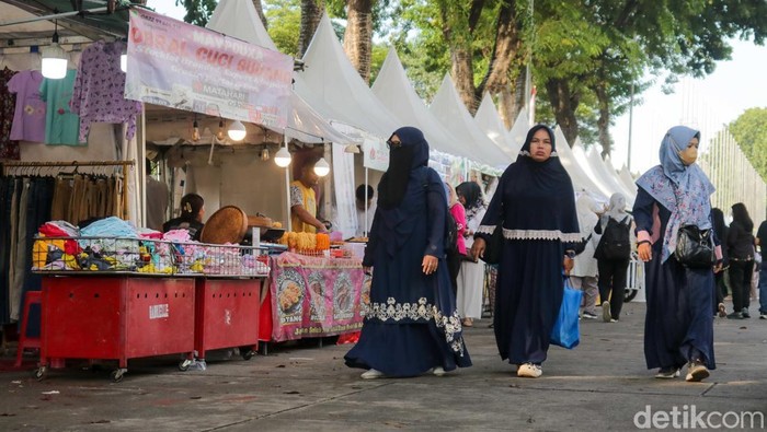 Warga memadati kawasan Lapangan Banteng, Jakarta Pusat, pada hari pertama Lebaran Betawi 2026, Jumat (10/4/2026).