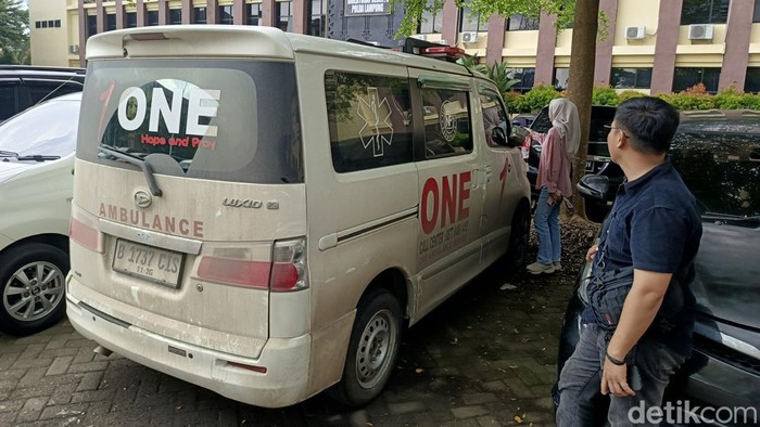 Barang bukti satu unit mobil ambulans yang angkut 15 kg sabu dari Pekanbaru ke Tangerang