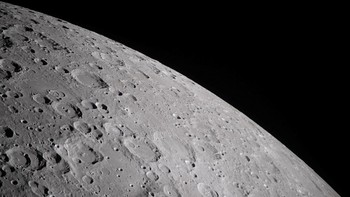 Gambar yang diambil oleh kru Artemis II memperlihatkan kawah-kawah yang tersebar di permukaan Bulan, mengungkapkan permukaannya yang kasar dan kuno, difoto oleh kru NASA Artemis II dari pesawat ruang angkasa Orion selama misi terbang lintas Bulan, 6 April 2026. Foto: NASA/HO via Reuters