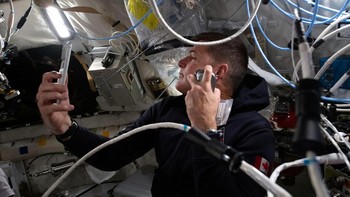 Spesialis misi NASA Artemis II dan astronot CSA (Badan Antariksa Kanada) Jeremy Hansen menikmati bercukur di dalam pesawat ruang angkasa Orion selama Hari Penerbangan ke-5 dan menjelang penerbangan lintas bulan kru pada 6 April 2026. Foto: NASA/HO via Reuters