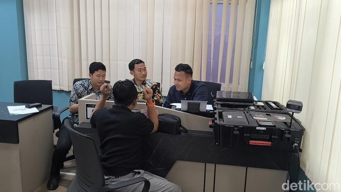 BKPSDM Gresik resmi laporkan dugaan penipuan PNS ke polisi usai temukan 6 SK palsu.