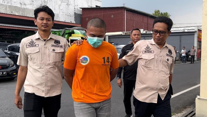 Rakraian Ilham Attila (22), Brimob gadungan ditangkap setelah menipu perempuan di Mojokerto