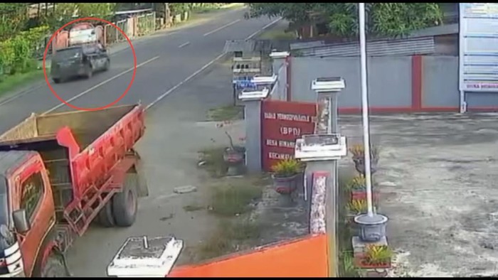 CCTV mobil serempet pemotor hingga terjatuh lalu kabur di Pinrang.