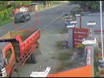 Mobil Ugal-ugalan Tabrak Lari 2 Warga Boncengan Motor di Pinrang