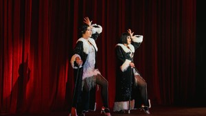 Produksi yang mengadaptasi karya Broadway legendaris ke dalam konteks lokal tanpa kehilangan esensi aslinya menggandeng 3 pemain teater Tanah Air. Mereka adalah Putri Indam Kamila (Roxie Hart), Galabby (Velma Kelly), dan Gusty Pratama (Billy Flynn). Foto: Dok.Jakarta Art House