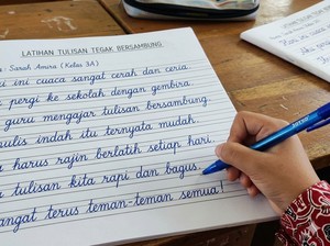 Manfaat Menulis Tegak Bersambung bagi Perkembangan Anak