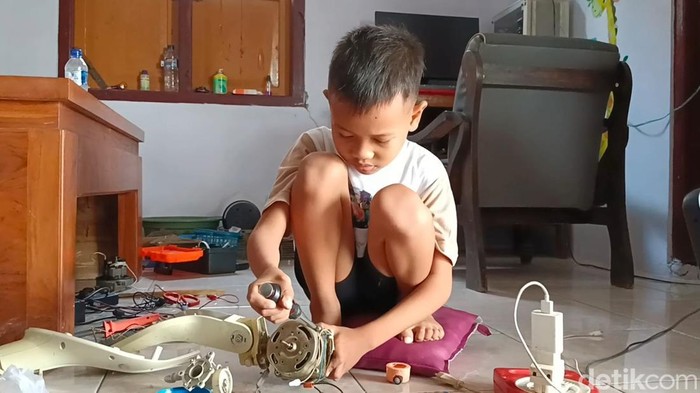 Daffa Ardian Pratama saat mengutak-atik mesin