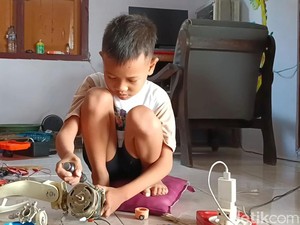 Keren! Bocah 3 SD di Bojonegoro Mahir Servis Kipas Belajar dari YouTube