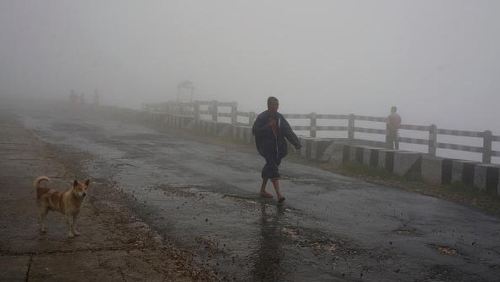 SHILLONGIND, SHILLONG, MEGHALAYA, INDIA - 2016/05/16: Taxi drivers talk to one another in the mist covered Cherapunjee in Meghalaya. Cherrapunjee or Charrapunji is a subdivisional town in the East Khasi Hills district in Meghalaya. It is credited as being the wettest place on Earth, although nearby Mawsynram currently holds that record. Cherrapunji still holds the all-time record for the most rainfall in a calendar month and in a year. (Photo by Subhendu Sarkar/LightRocket via Getty Images)