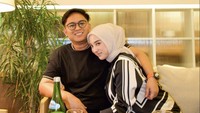 Di fase baru ini, saya ingin melangkah ke depan dengan lebih baik. Sebagai seorang suami, saya memiliki tanggung jawab untuk menafkahi dan membahagiakan keluarga saya. Untuk itu, saya mohon Doa dan dukungan dari teman-teman semua agar saya bisa kembali berkarya dan memberikan hal-hal yang positif melalui media sosial, terangnya. Foto: dok instagram Doni Salmanan