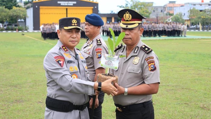 Dua personel Polda Riau mendapatkan kenaikan pangkat pengabdian, Kamis (9/4/2026).