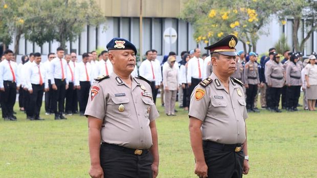 Dua personel Polda Riau mendapatkan kenaikan pangkat pengabdian, Kamis (9/4/2026).