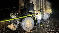2 Truk Tabrakan Adu Banteng di Sumsel, Seorang Sopir Tewas Terbakar