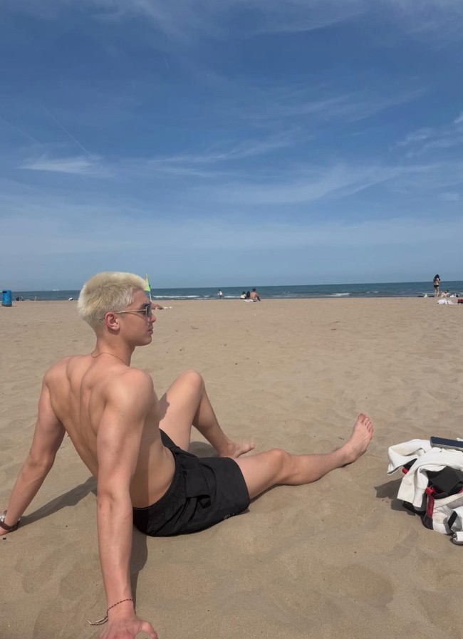 Melalui akun Instagram pribadinya, Eddy Meijer kembali membagikan potret dirinya. Kali ini putra Maudy Koesnaedi itu tampak tengah bersantai di sebuah pantai di Valencia, Spanyol. Foto: Instagram/@eddy_mm