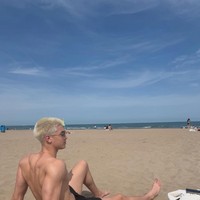 Melalui akun Instagram pribadinya, Eddy Meijer kembali membagikan potret dirinya. Kali ini putra Maudy Koesnaedi itu tampak tengah bersantai di sebuah pantai di Valencia, Spanyol. Foto: Instagram/@eddy_mm