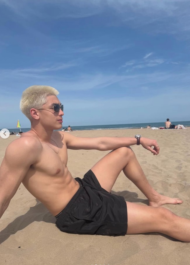 Biasa tampil dengan rambut hitam, kali ini gaya rambut Eddy tampak berbeda. Rambutnya kini terlihat makin pendek dengan warna blonde, membuatnya terlihat makin bule. Foto: Instagram/@eddy_mm