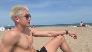 Foto Eddy, Putra Ganteng Maudy Koesnaedi, Pamer Perut Sixpack & Rambut Blonde