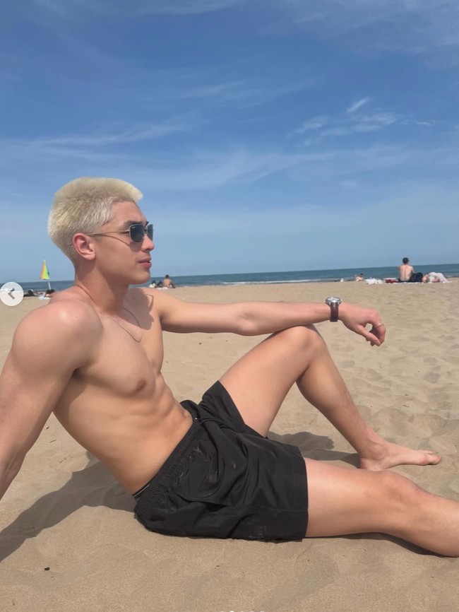 Foto Eddy, Putra Ganteng Maudy Koesnaedi, Pamer Perut Sixpack & Rambut Blonde