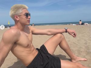 Foto Eddy, Putra Ganteng Maudy Koesnaedi, Pamer Perut Sixpack & Rambut Blonde
