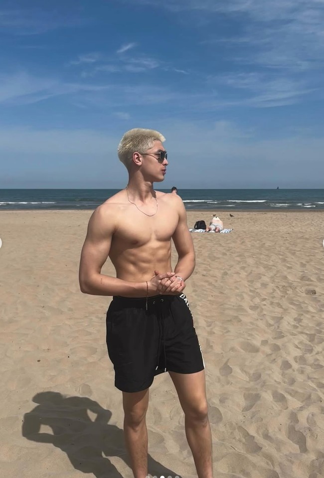 Tampil topless dengan celana pendek hitam, Eddy memamerkan perut sixpack miliknya. Penampilannya itu pun langsung bikin banyak penggemar, khususnya kaum hawa makin terpana. Foto: Instagram/@eddy_mm