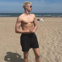 Tampil topless dengan celana pendek hitam, Eddy memamerkan perut sixpack miliknya. Penampilannya itu pun langsung bikin banyak penggemar, khususnya kaum hawa makin terpana. Foto: Instagram/@eddy_mm