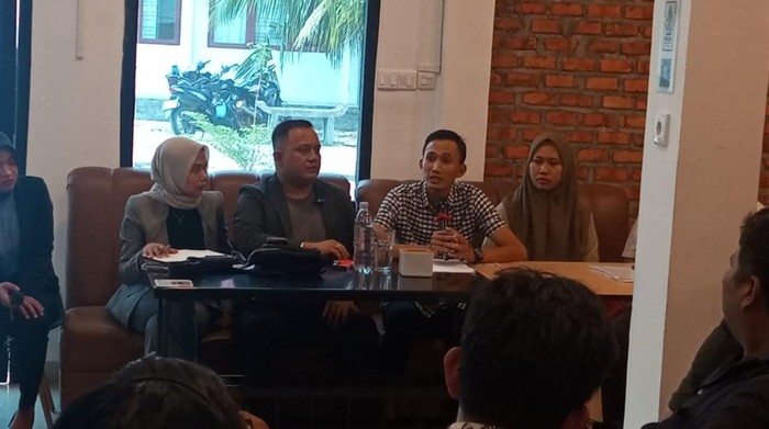 Marjani [baju kotak-kotak] bersama pengacaranya
