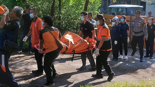 Evakuasi dua jenazah ABK yang dibakar di Jalan Raya Pelabuhan Benoa, Kelurahan Pedungan, Kecamatan Denpasar Selatan, Jumat (10/4/2026). (Dok. Polresta Denpasar)