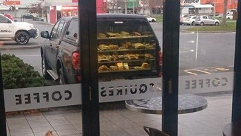 Ilusi Optik Jendela Kedai Kopi Membuat Mobil Ini Terlihat Seperti Menjual Pai dari Bagasinya Foto: Boredpanda