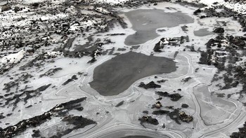 Beginilah penampakan gambar genangan air beku di halaman belakang rumahku yang terlihat seperti pemandangan dari sudut pandang pesawat. Foto: Boredpanda