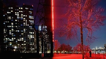 Bak dua dunia berbeda. Garis cahaya merah membagi suasana gelap dan terang dalam satu frame, menciptakan efek dramatis. Foto: Boredpanda