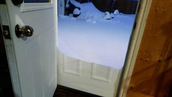 Pintu tertutup salju. Tampak seperti dinding putih, padahal itu tumpukan salju tebal yang menghalangi pintu dari luar. Foto: Boredpanda