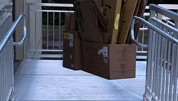 Kotak melayang? Perspektif membuat tumpukan kardus terlihat seperti hasil editan murah Foto: Boredpanda