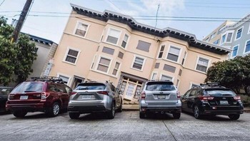 Bangunan miring? Sudut kamera dan kontur jalan menciptakan ilusi optik seolah rumah akan roboh. Foto: Boredpanda