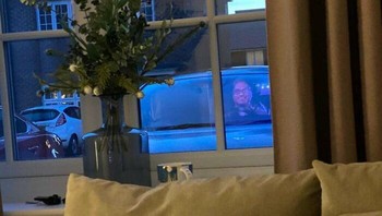 Seperti ada yang mengintip. Pantulan di kaca mobil menciptakan ilusi wajah seseorang sedang menatap dari luar jendela. Foto: Boredpanda